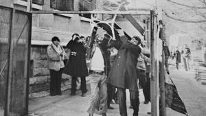 Giù i muri. Franco Basaglia, in una foto del 1973, insieme a un gruppo di pazienti abbatte una delle recinzioni dell’ex manicomio di Trieste 1978. Quarant’anni fa il via libera alla legge sulla chiusura dei manicomi in Italia