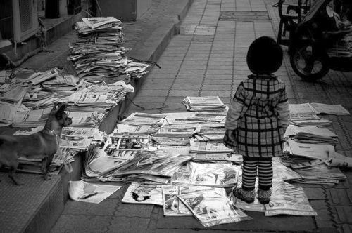 bambina-giornali